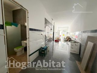 Local Comercial  Calle almendro. Estudio semirreformado junto al triángulo umbral