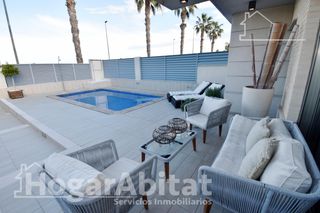 Semi detached house in Playa. Precioso adosado pareado con piscina, 3 terrazas y barbacoa  jun