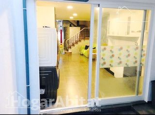 Semi detached house  Calle vista alegre. Amplio y luminoso adosado reformado, cerca de la av cendrosses