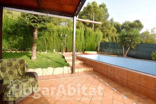 Chalet  Calle enmig. Villa seminueva con piscina, terraza y gran jardín