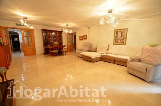 Etagenwohnung  Avenida ancha de castelar. Seminuevo y muy amplio con cuatro dormitorios, ascensor y garaje