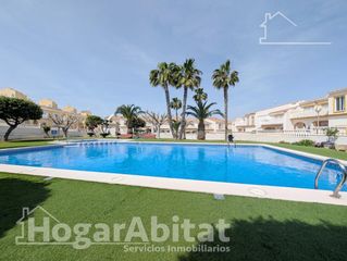 Casa adossada  Calle canarias. Adosado reformado con piscina, terraza y parking cerca de la pla