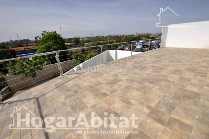 Foto fe2992be-7a35-4231-8b4c-3ddf8ff84876. Casa amb aparcament a Benimàmet Valencia