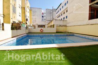 Piso  Calle arrullador. Muy amplio en residencial con piscina, garaje y trastero.