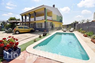 Xalet  Partida pinella. Chalet rústico con piscina, terraza y parking
