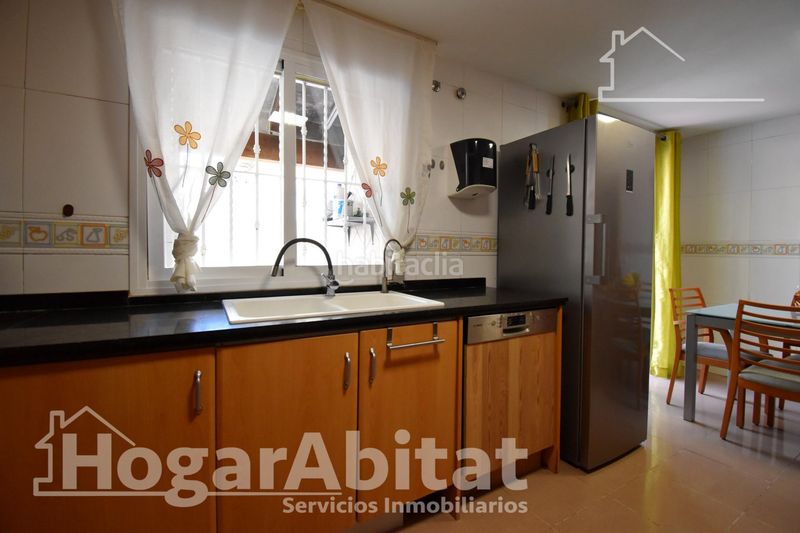 Foto 0c546d3a-e5c8-4249-97e9-b7853e2ed389. Casa adossada amb aparcament a Bellreguard