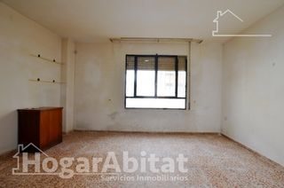 Pis  Calle sant josep. Económico! muy amplio para crear el hogar de sus sueños.