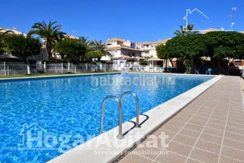 Foto 0c4b6e42-1bf7-440d-923f-7189363e7dd8. Casa adossada amb aparcament piscina a Playa Flamenca Orihuela