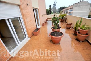 Piso  Calle maria egual. Todo exterior con terraza, garaje y trastero.