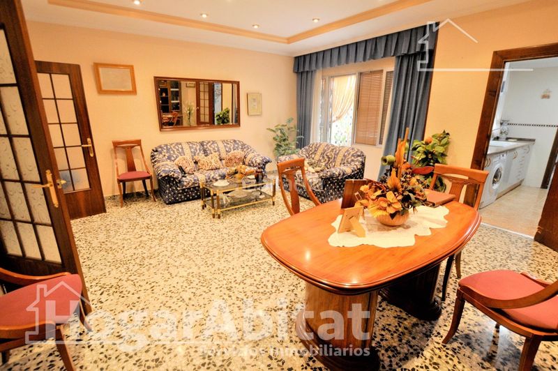 Foto 44e1d04a-a884-49d5-a31a-5577e53bd8a2. Casa amb aparcament a Zona Concordia Burjassot
