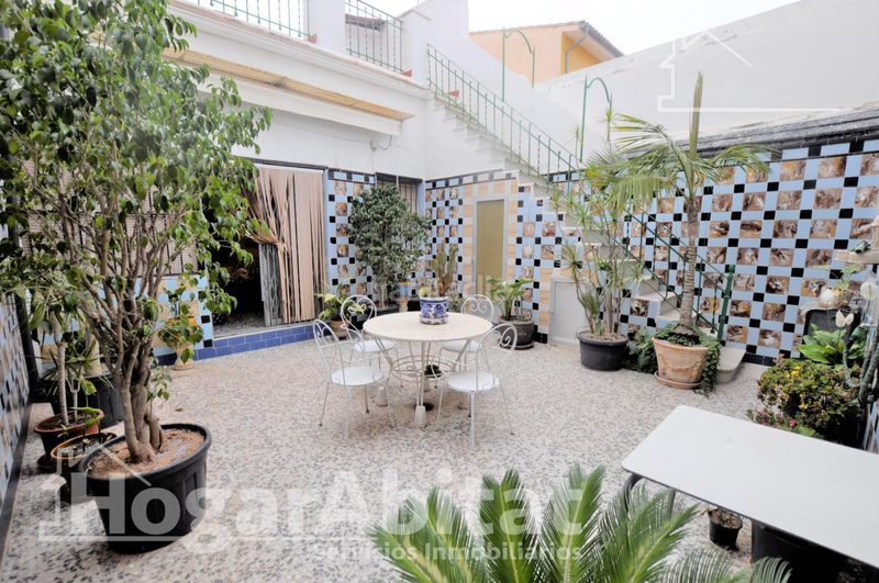 Foto 8d023928-4574-4c1a-8e5a-2c9c67e960a7. Casa amb aparcament a Zona Concordia Burjassot