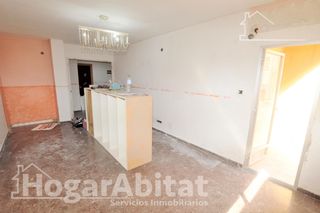 Flat  Calle canovas del castillo. Amplio y luminoso para reformar con terraza y dos balcones, en e