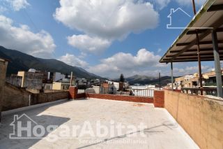 Casa  Calle de valencia. Amplia, luminosa y exterior con terraza, balcón y trastero