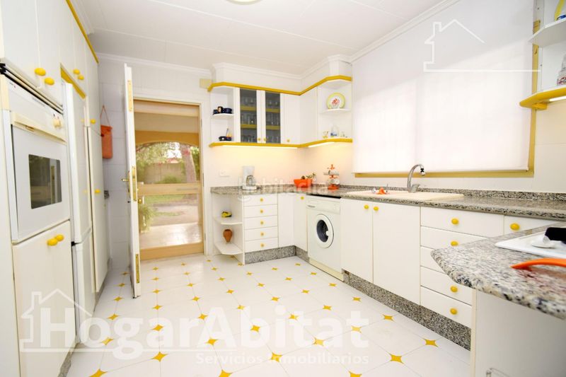 Foto 7f02f1a1-822b-4e84-aca1-8e1ffe5ada5a. Casa amb aparcament piscina a Urbanizaciones Llíria