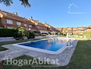 Casa a schiera  Calle lobo de gubio. Adosado espectacular! amplio en residencial con piscina, garaje