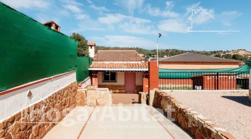 Foto 7bc7167f-337f-4ebd-822b-13af3c902f09. Chalet  con piscina, garaje, terraza y barbacoa en Vilamarxant