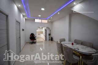 Haus  Calle raval sant roc. Preciosa casa! reformada, amplia y luminosa con terraza y garaje