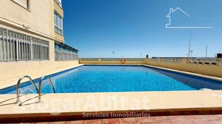 Pis  Calle mar blau. Primera linea de la playa!  con piscina  y terraza con vistas al