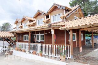Chalet  Calle pita. Chalet seminuevo con garaje, terraza y barbcoa