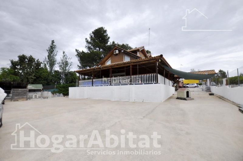 Foto a488b210-0d03-49da-ba58-757f6761d6ba. Chalet with heating parking in Monserrat