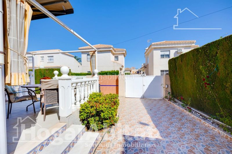 Foto 94dd7bde-ad9d-4783-9dac-0b4c26ee9e90. Chalet with parking pool in Playa Flamenca Orihuela