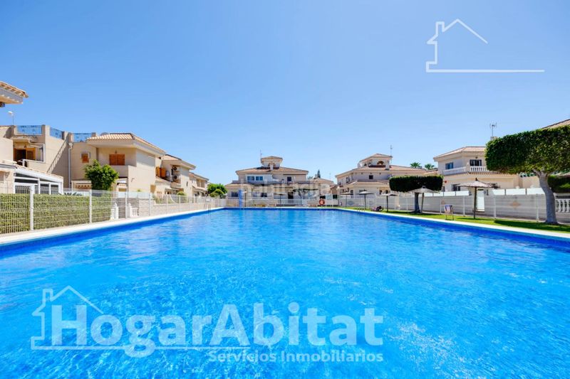 Foto b0975fa3-1fc7-48cf-bc62-0fc87f7bc26a. Chalet with parking pool in Playa Flamenca Orihuela