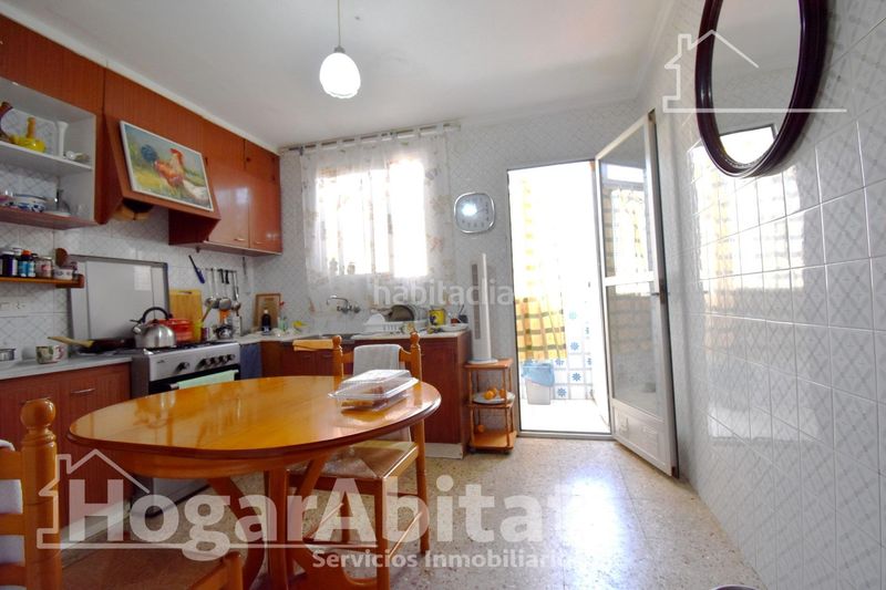Foto a8495546-ce0a-4bee-985f-26a636710c83. Pis a Corea Gandia