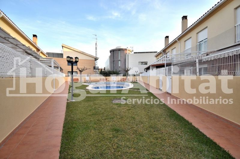 Foto 7c01a66c-1fc2-4e50-a5a4-3e058983c684. Casa adossada amb aparcament piscina a Playa Burriana