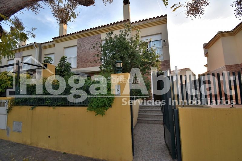 Foto a603a702-1083-4483-af40-43f2b3bba1c5. Casa adossada amb aparcament piscina a Playa Burriana