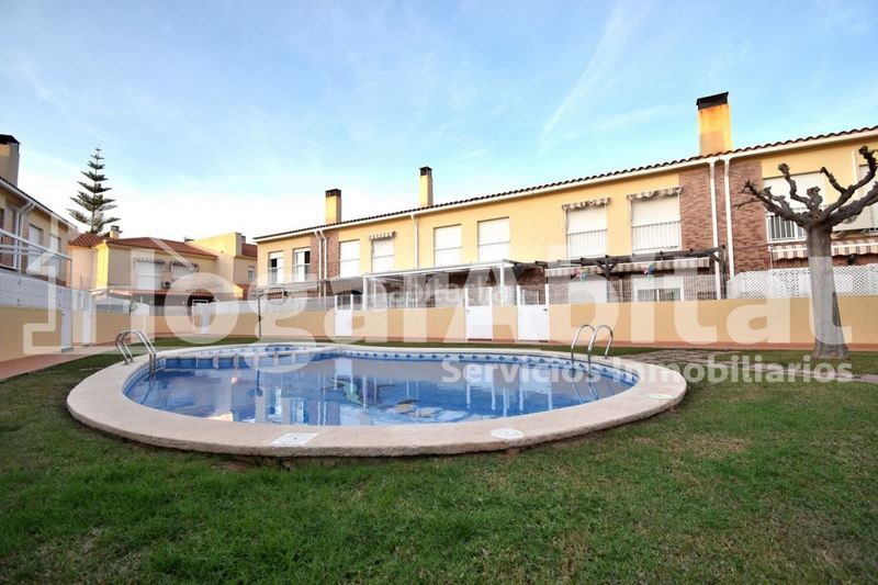 Foto fb80d6a8-e5ab-4691-a63a-0fbfd5a896a1. Casa adossada amb aparcament piscina a Playa Burriana