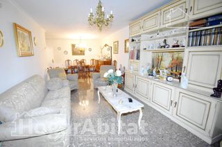 Piso  Avenida peris y valero. Muy amplio y exterior con balcón, garaje y ascensor