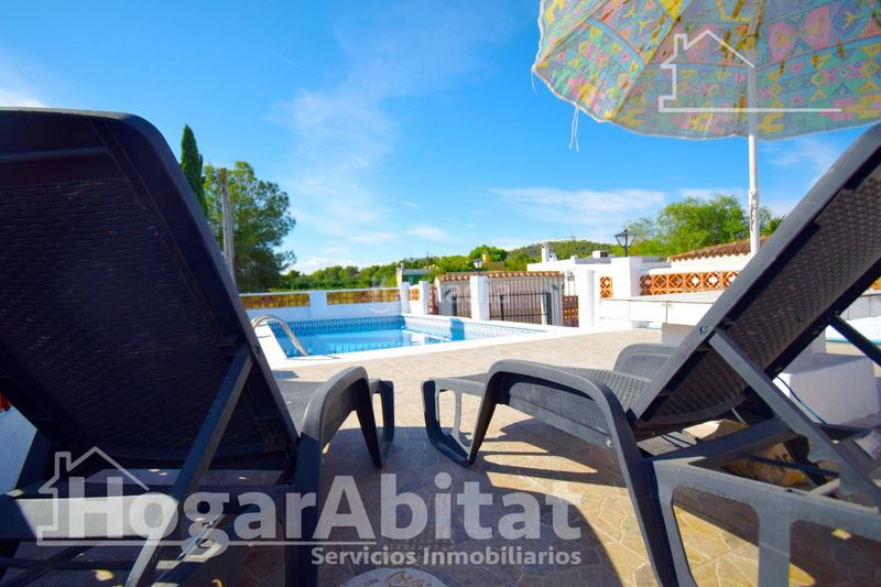 Foto 6869892b-1d69-4895-a17e-30454cb89899. Chalet  rústico con piscina, garaje y terraza en Vilamarxant
