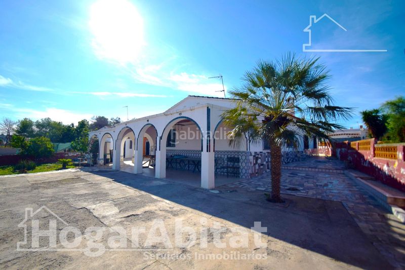 Foto b090c498-a339-49fb-a2f8-d54ed697bbb5. Chalet  rústico con piscina, garaje y terraza en Vilamarxant