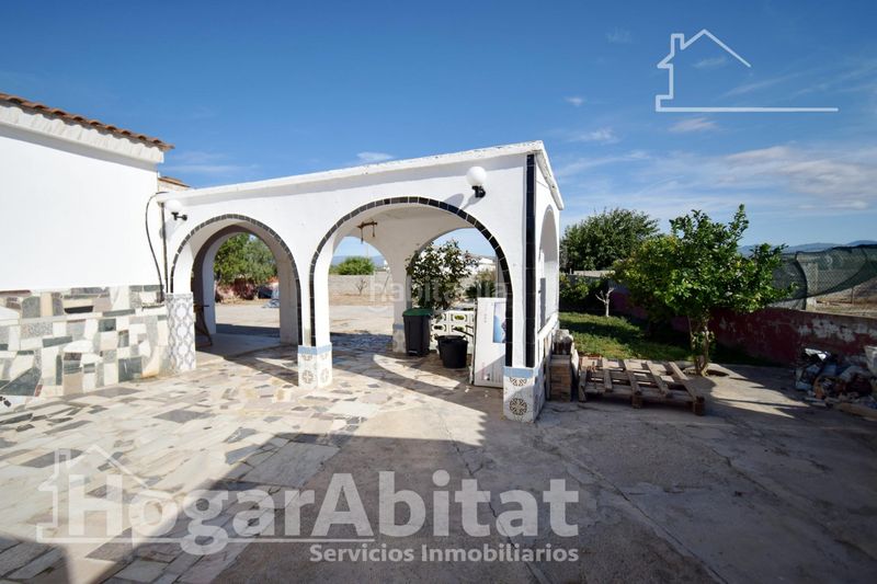 Foto d5b539ea-c4d5-4887-bb2f-e154fb44c28d. Chalet  rústico con piscina, garaje y terraza en Vilamarxant