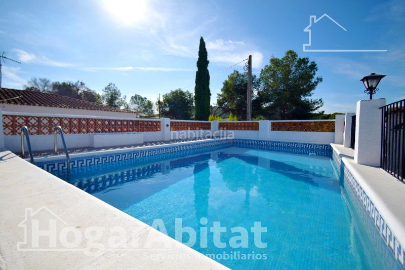Foto f1853f79-fd03-4b37-8c32-825342b1ce1b. Chalet  rústico con piscina, garaje y terraza en Vilamarxant