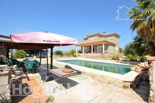 Xalet  Avenida de los árboles. Gran chalet urbano con barbacoa, piscina y garaje