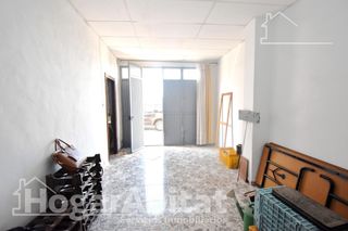Flat  Camí-rel. Perfecto para invertir! bajo amplio para reformar con patio y tr