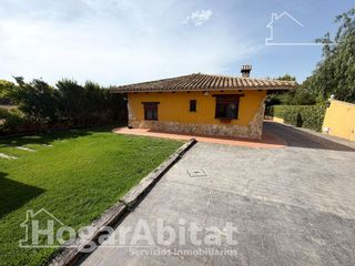 Chalet  Poligono 23. Chalet con casita de invitados, piscina, barbacoa y zona de apar