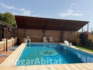 Xalet  Poligono 23. Chalet con casita de invitados, piscina, barbacoa y zona de apar