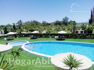 Flat  Avenida jardin. Seminuevo junto al mar con piscina, terraza y garaje