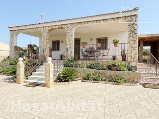 Chalet  Calle cuesta. Chalet en residencial con  garaje y terraza, todo amueblado