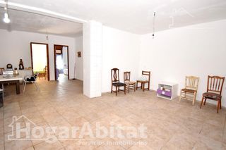 Casa  Calle albuixarres. Magnífica casa luminosa con dos balcones y gran terraza