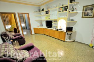 Haus  Calle poeta llorente. Casa amplia y luminosa con tres terrazas y gran garaje, en el ce