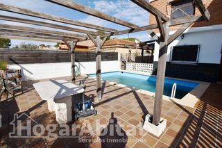 Chalet  Calle pou. Chalet con piscina, garaje y terraza