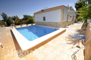 Xalet a Godelleta. Chalet rústico con piscina, trastero y garaje
