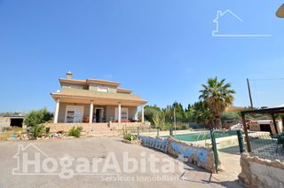 Chalet  Avenida de los árboles. Gran chalet urbano con barbacoa, piscina y garaje