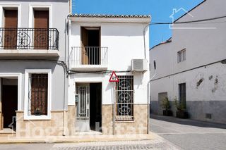 House  Calle salvador giner. Magnífica oportunidad! casa esquinera y económica con terraza, e