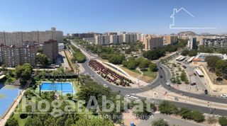 Piso  Avenida holanda. Reformado con piscina, garaje y terraza cerca de la playa