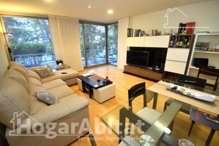 Appartement  Bucarest. Seminuevo con terraza, garaje y trastero