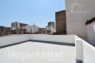 House  Calle mondúver. Disfruta de una casa reformada y luminosa con impresionante terr